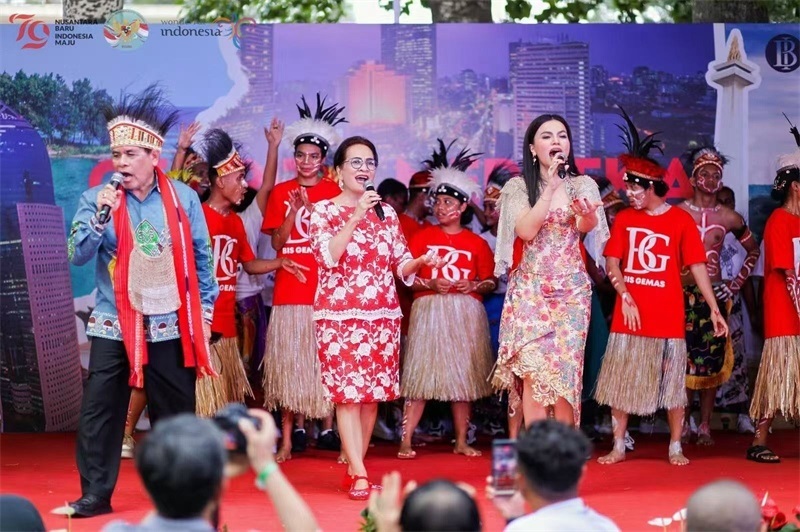 大使夫婦與演員一起共唱《明天會更好》。