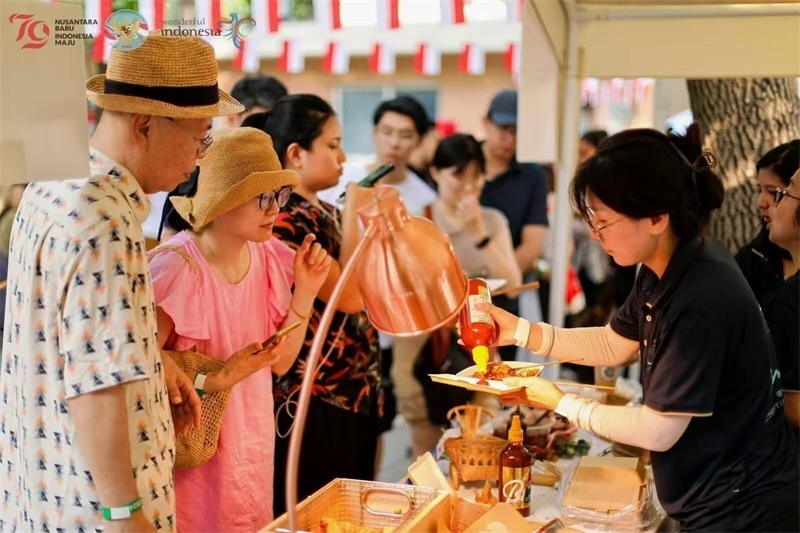 游客品嘗傳統(tǒng)印尼美食。