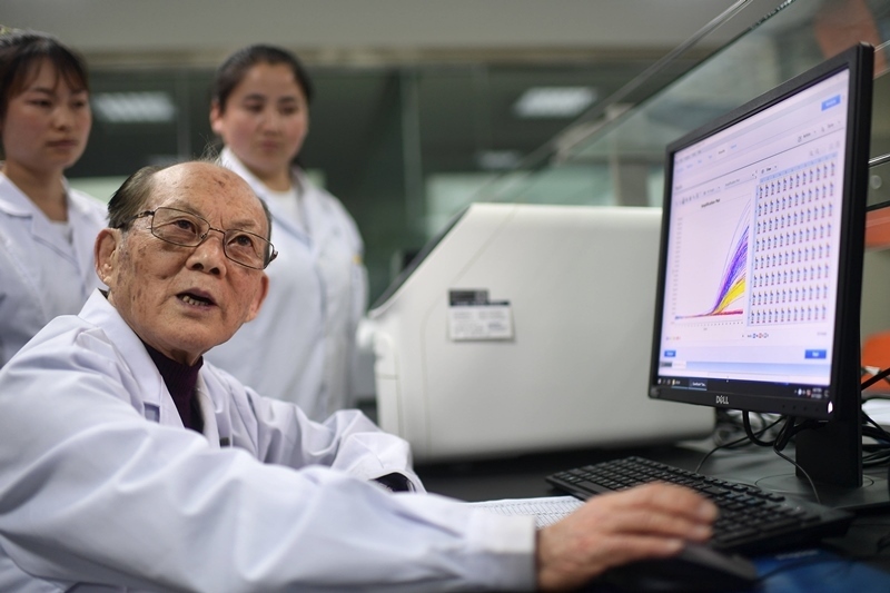 2021年6月17日，吳天一（前）在青海西寧的實(shí)驗(yàn)室內(nèi)和學(xué)生討論。