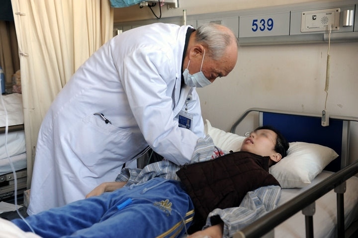 瑞金醫(yī)院終身教授王振義在上海瑞金醫(yī)院為病人看?。ㄙY料照片）。 新華社發(fā)