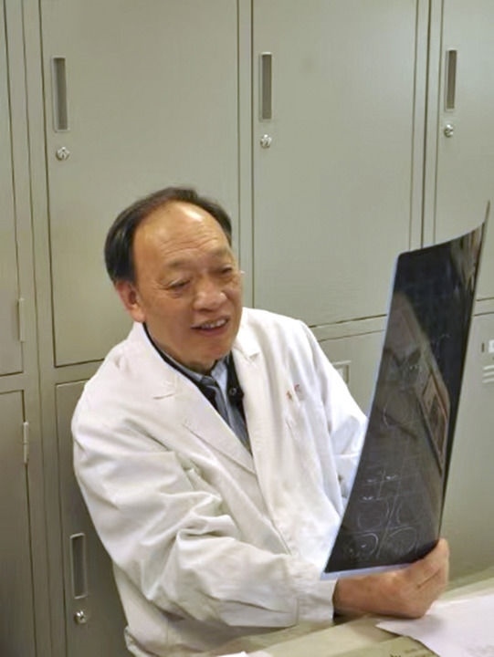 復(fù)旦大學(xué)附屬華山醫(yī)院感染科終身教授翁心華在工作（資料照片）。 新華社發(fā)