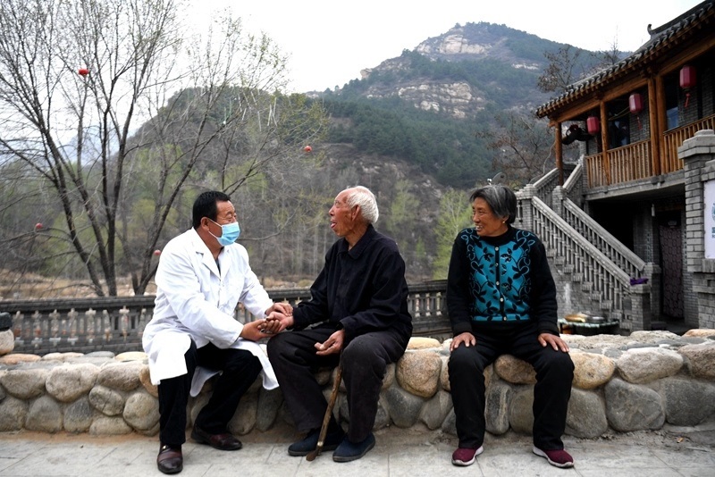 2020年4月15日，在河北阜平縣龍泉關(guān)鎮(zhèn)駱駝灣村，村醫(yī)霍建國為村民把脈。