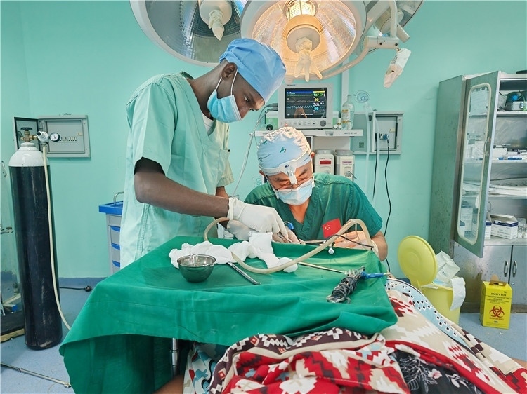 李廣醫(yī)生與當(dāng)?shù)蒯t(yī)生在做手術(shù)中。中國援桑醫(yī)療隊(duì)供圖