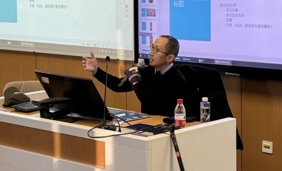 從去年秋天起，還在治療中的朱銳就堅持給本科生開課。（受訪者供圖）