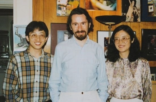 1992年，朱銳（左）赴美國杜蘭大學(xué)攻讀心靈哲學(xué)與認(rèn)知科學(xué)，師從心靈哲學(xué)和認(rèn)知科學(xué)家Radu Bogdan（中），右為朱銳師姐、北師大教授田平。