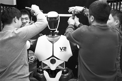 科研人員在調(diào)試機(jī)器人。新華社記者 金立旺攝