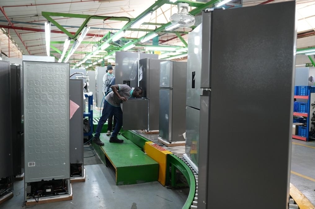 8月14日，在南非開(kāi)普敦，當(dāng)?shù)貑T工在海信南非工業(yè)園的冰箱生產(chǎn)線上工作。新華社記者王雷攝