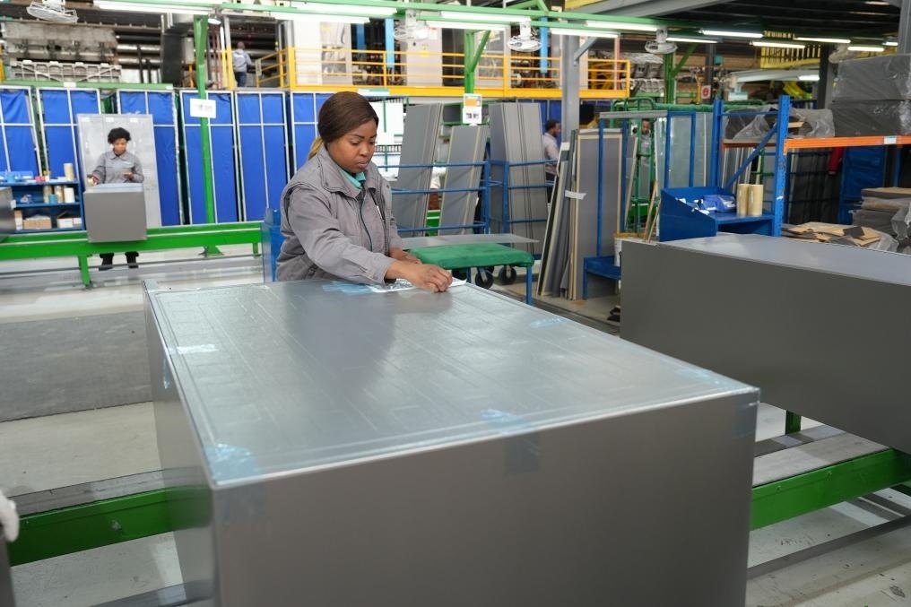 8月14日，在南非開(kāi)普敦，當(dāng)?shù)貑T工在海信南非工業(yè)園的冰箱生產(chǎn)線上工作。新華社記者王雷攝