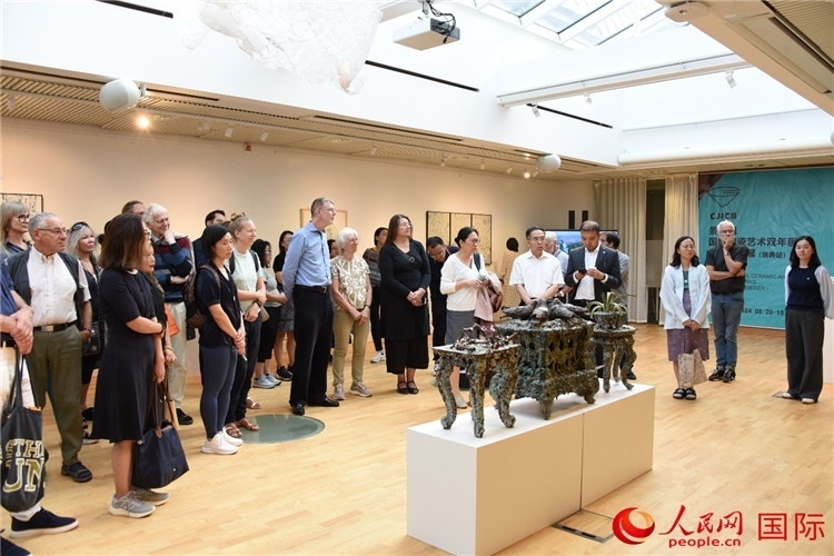 來賓參觀展覽作品。人民網(wǎng)記者 殷淼攝