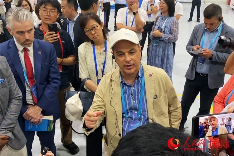 阿根廷駐華大使馬致遠與億華通動力科技有限公司總經(jīng)理于民討論關切問題。人民網(wǎng) 宋歌攝