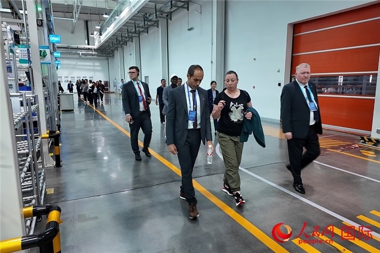 駐華外交官和國際組織駐華代表參觀億華通動力科技有限公司生產車間。人民網(wǎng)記者 方童攝