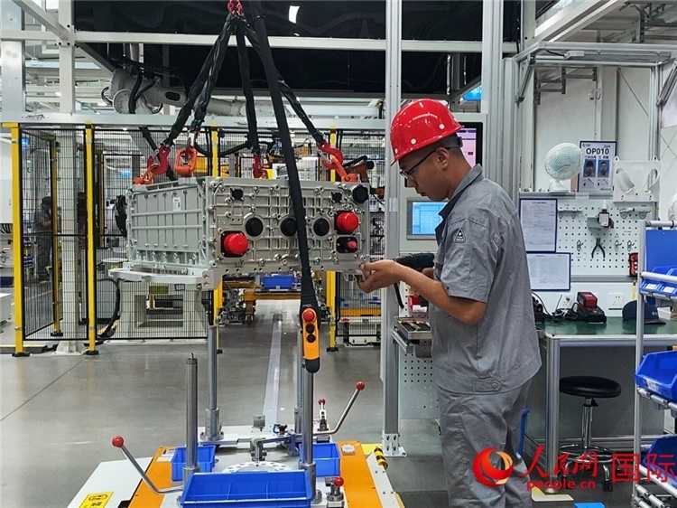 技術人員進行系統(tǒng)化測試。人民網(wǎng)記者 于洋攝