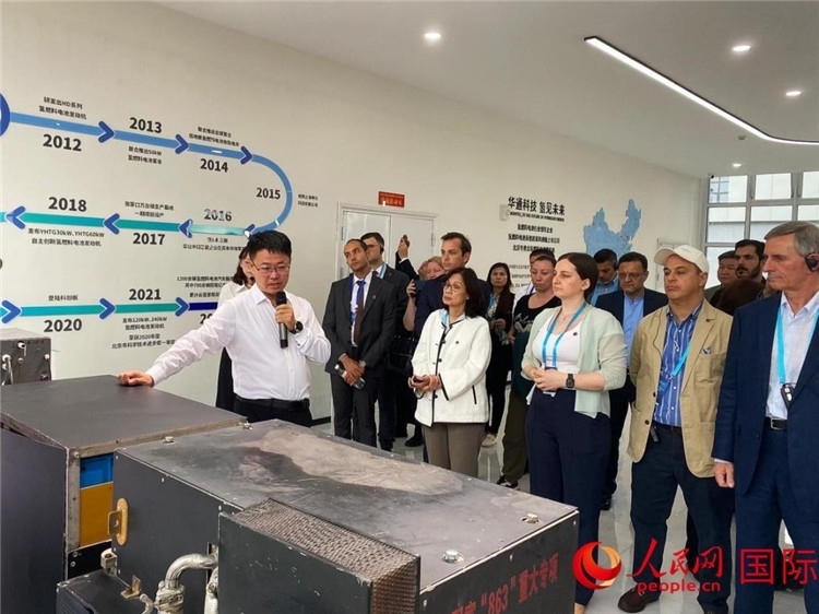 于民向駐華外交官和國際組織駐華代表介紹企業(yè)發(fā)展情況。人民網(wǎng) 宋歌攝