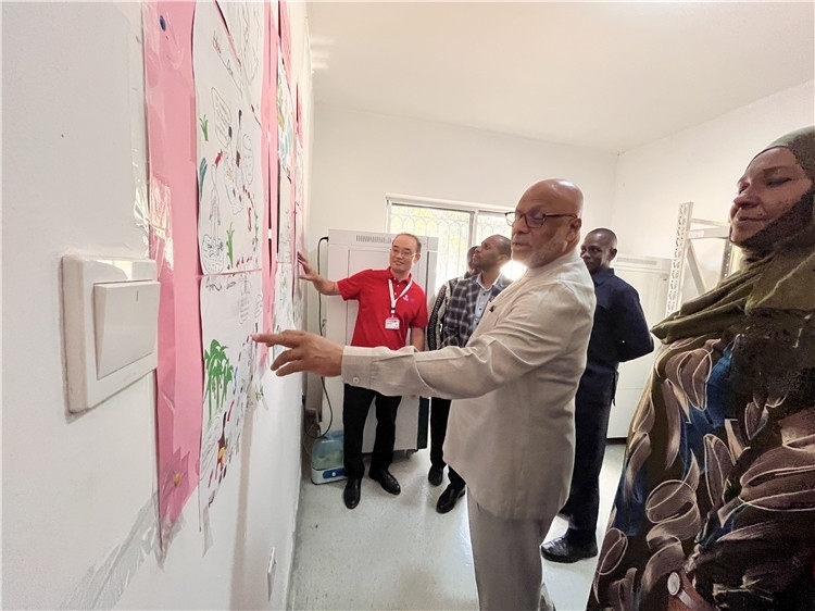 坦桑尼亞桑給巴爾衛(wèi)生部部長(zhǎng)馬茲伊參觀科普室。專家組供圖