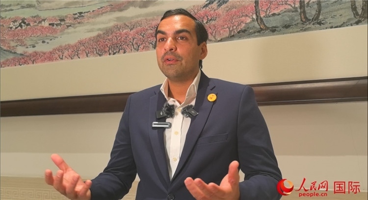 毛里求斯民議會(huì)議長阿德里安·夏爾·杜瓦爾接受媒體采訪。人民網(wǎng) 鐘文興攝