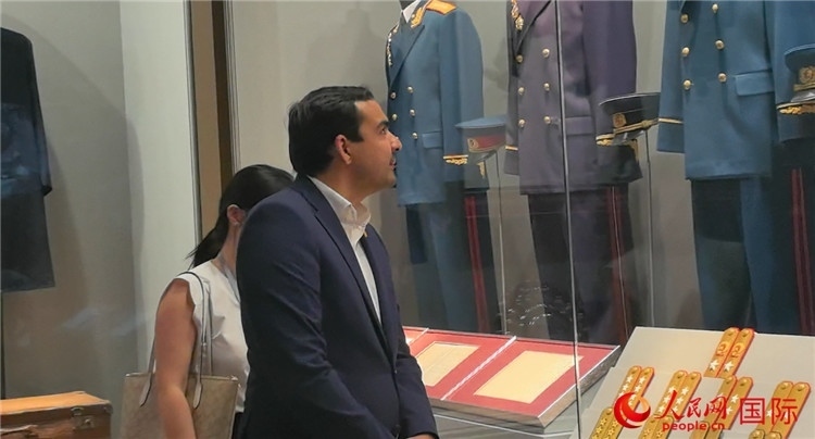 毛里求斯民議會(huì)議長阿德里安·夏爾·杜瓦爾參觀中國共產(chǎn)黨歷史展覽館。人民網(wǎng) 鐘文興攝