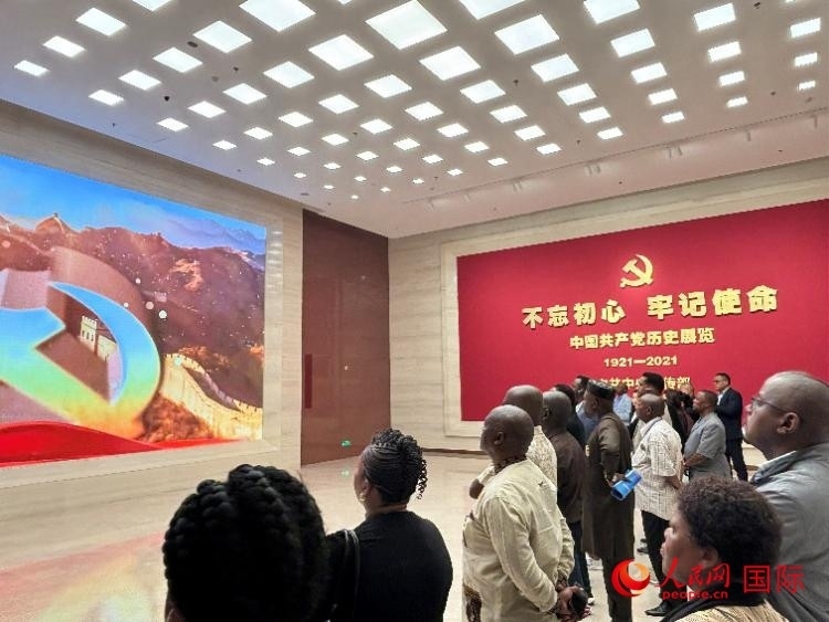 代表團參觀“不忘初心 牢記使命”中國共產黨歷史展覽。人民網(wǎng) 曹欣悅攝
