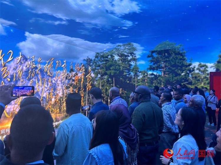 代表團在全景影院中感受長征場景。人民網(wǎng) 曹欣悅攝