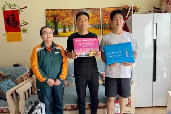 劉傲寒父子收到錄取通知書。北航供圖