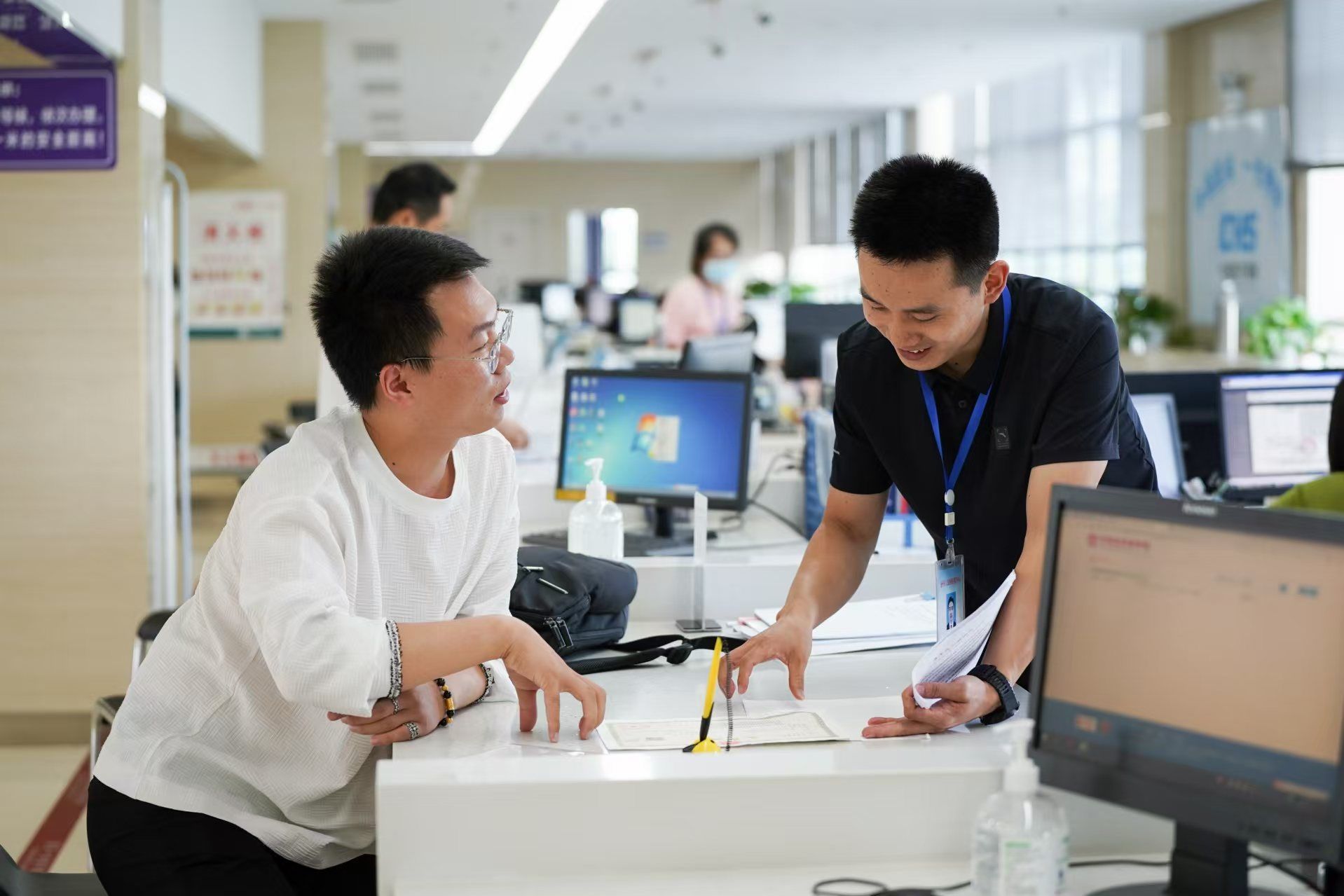 安徽省池州市市民在市政務(wù)服務(wù)大廳辦理業(yè)務(wù)。人民網(wǎng)記者 王銳攝