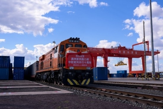 2023年9月20日，一列中歐班列行駛在內(nèi)蒙古滿洲里站貨運(yùn)車間集裝箱場(chǎng)。作為我國(guó)向北開放的“橋頭堡”、中歐班列“東通道”的重要口岸，滿洲里鐵路口岸不斷加大中歐班列通道能力建設(shè)，進(jìn)一步提升運(yùn)輸效率和品質(zhì)