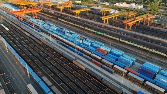 這是2024年8月14日在黑龍江綏芬河鐵路口岸集裝箱換裝場(chǎng)拍攝的集裝箱換裝作業(yè)現(xiàn)場(chǎng)（無(wú)人機(jī)照片）。今年前七個(gè)月，綏芬河鐵路口岸開行中歐班列573列，運(yùn)量達(dá)55246標(biāo)箱，同比分別增長(zhǎng)23%和18%，班列數(shù)量持續(xù)保持高位運(yùn)行。