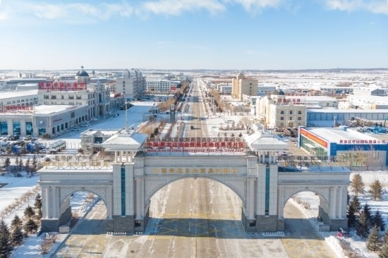 這是2024年1月31日拍攝的中國(guó)（黑龍江）自由貿(mào)易試驗(yàn)區(qū)黑河片區(qū)（無(wú)人機(jī)照片）。五年來(lái)，中國(guó)（黑龍江）自由貿(mào)易試驗(yàn)區(qū)將“試驗(yàn)田”種成“高產(chǎn)田”，以全省萬(wàn)分之三的面積，貢獻(xiàn)了全省約五分之一的實(shí)際使用外資和七分之一的外貿(mào)進(jìn)出口，在對(duì)外合作、降低物流成本、培育特色產(chǎn)業(yè)和新業(yè)態(tài)新模式等方面深入探索，成功產(chǎn)出超過(guò)300項(xiàng)制度創(chuàng)新成果。