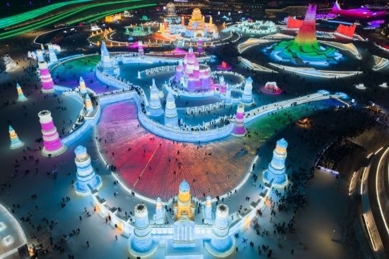 2024年1月1日，來(lái)自世界各地的游客在哈爾濱冰雪大世界園區(qū)內(nèi)游玩（無(wú)人機(jī)照片）。