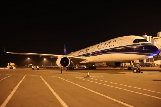 2024年4月24日晚，南航沈陽(yáng)-法蘭克福CZ8021首航航班在沈陽(yáng)桃仙國(guó)際機(jī)場(chǎng)準(zhǔn)備起飛。這是國(guó)內(nèi)航司在東北地區(qū)開通的首條直飛德國(guó)定期航線。