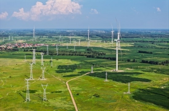 這是2024年7月19日拍攝的內(nèi)蒙古通遼238萬(wàn)千瓦風(fēng)電項(xiàng)目（無(wú)人機(jī)照片）。此項(xiàng)目每年可將75億千瓦時(shí)清潔電能經(jīng)扎魯特—青州±800（千伏）直流特高壓外送通道送至山東地區(qū)消納，相當(dāng)于滿足受端地區(qū)超過(guò)300萬(wàn)戶居民家庭用電需求，節(jié)約標(biāo)煤261萬(wàn)噸，減少二氧化碳排放634萬(wàn)噸。