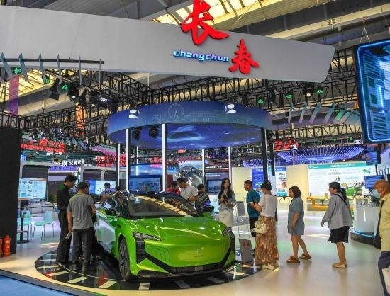 2023年8月23日，人們?cè)诘谑膶弥袊?guó)—東北亞博覽會(huì)上參觀一汽紅旗新能源車型。