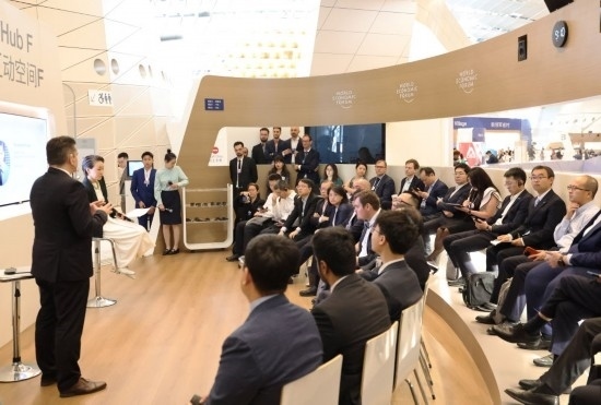 2024年6月26日，嘉賓在第十五屆夏季達(dá)沃斯論壇主會(huì)場(chǎng)——遼寧大連國(guó)際會(huì)議中心參與互動(dòng)討論。