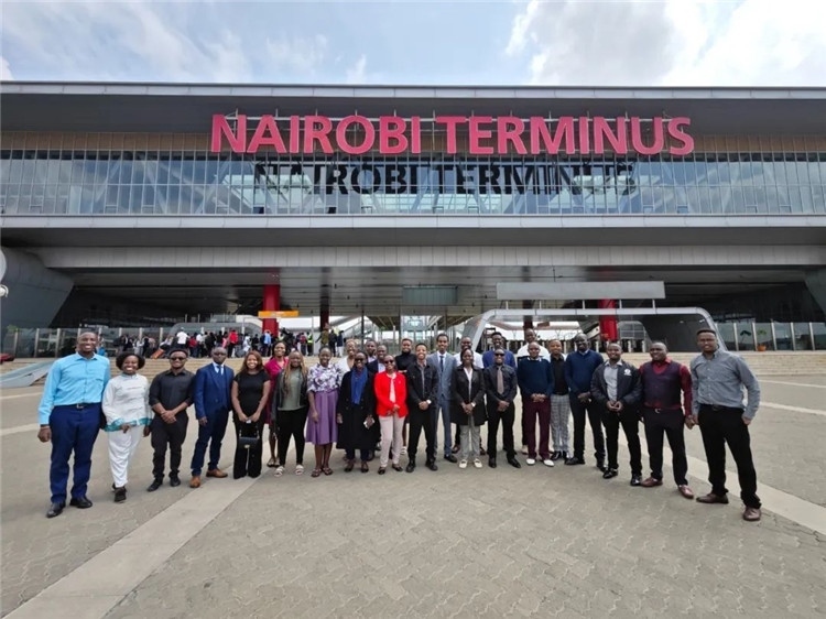 留學(xué)生們參訪中企承建的蒙內(nèi)鐵路。中國駐肯尼亞大使館供圖