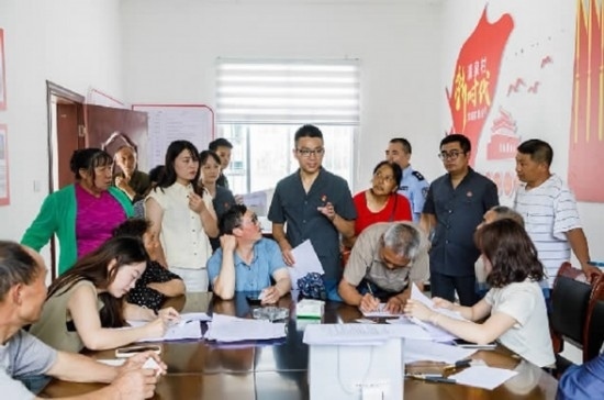 圖為2024年8月6日，重慶市奉節(jié)縣人民法院興隆人民法庭庭長(zhǎng)費(fèi)明軍（中）在做調(diào)解工作。蹇懿 攝