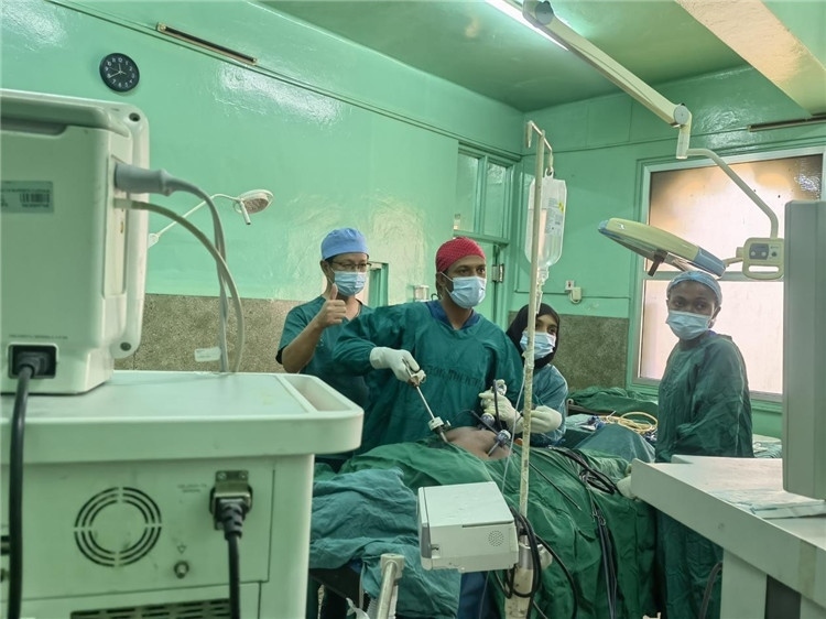 隊(duì)長(zhǎng)蔣國(guó)慶（左一）關(guān)注當(dāng)?shù)蒯t(yī)生手術(shù)情況。中國(guó)援桑醫(yī)療隊(duì)供圖