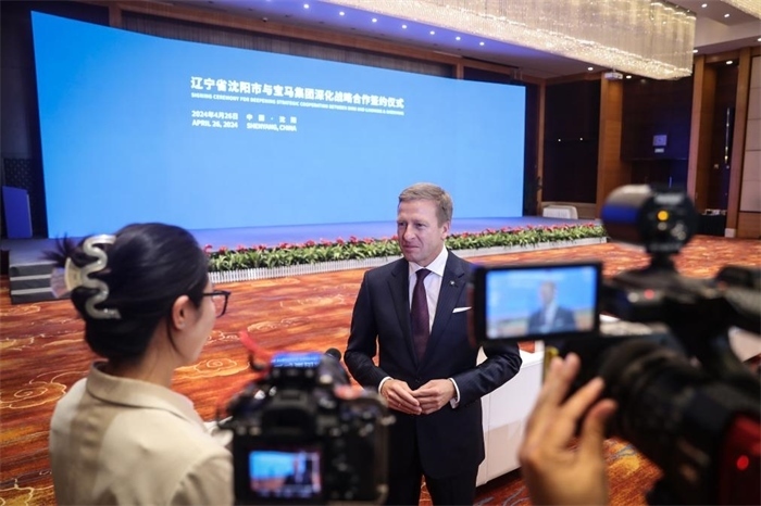 2024年4月26日，寶馬集團董事長齊普策在遼寧省沈陽市與寶馬集團深化戰(zhàn)略合作簽約儀式現(xiàn)場接受采訪。新華社記者潘昱龍攝