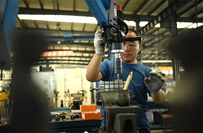 2024年7月30日，在長春吉林通用機械（集團）有限責任公司模具裝配生產(chǎn)線，鉗工在進行攻絲操作。近年來，吉林通用機械（集團）有限責任公司通過數(shù)字化改造、智能化升級提高生產(chǎn)效率，提升產(chǎn)業(yè)競爭力，已成為全球鋁加工汽車輕量化零部件知名供應(yīng)商，為奧迪、大眾、寶馬、奔馳、保時捷等多家品牌主機廠供應(yīng)零件。新華社記者柳文惠攝