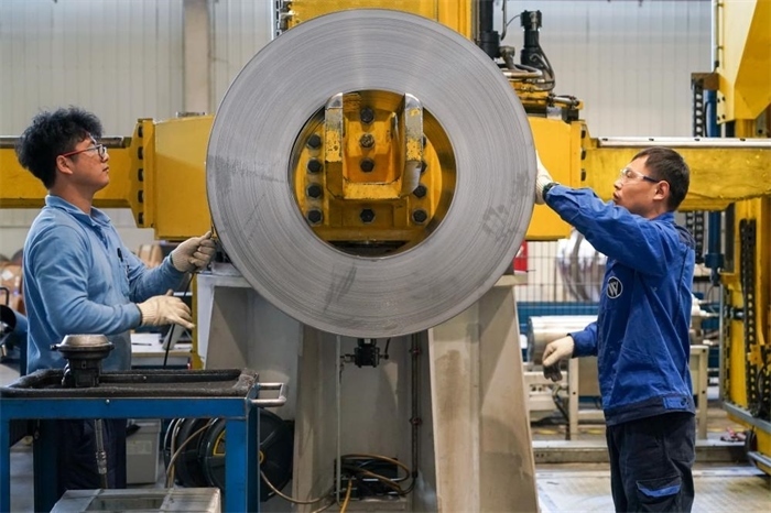 2023年3月16日，工人在位于太倉市高新區(qū)的威爾斯新材料（太倉）有限公司生產(chǎn)車間內(nèi)進行加工作業(yè)。新華社記者李博攝