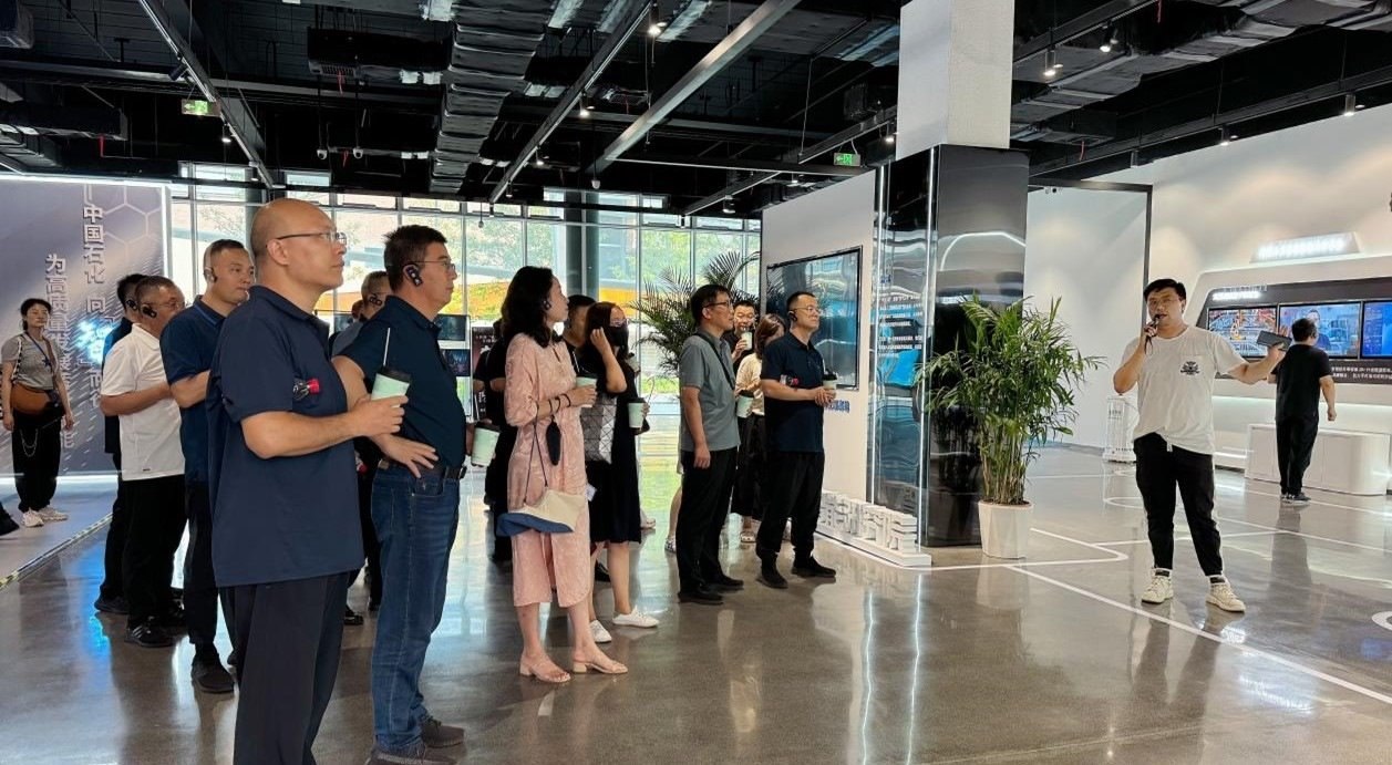 人民網(wǎng)“夢幻靈境”AI展演中心講解。人民網(wǎng) 王戰(zhàn)雄攝