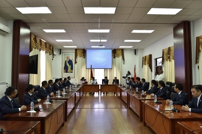 當(dāng)?shù)貢r(shí)間8月20日，圭亞那總統(tǒng)伊爾凡·阿里在圭亞那首都喬治敦鐘阿瑟會(huì)議中心會(huì)見了即將離任的中國(guó)（江蘇）第19期援圭亞那醫(yī)療隊(duì)。 中國(guó)（江蘇）第19期援圭亞那醫(yī)療隊(duì)供圖