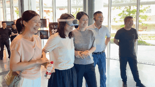 研學(xué)團(tuán)成員正在用VR眼鏡體驗。人民網(wǎng) 王戰(zhàn)雄攝