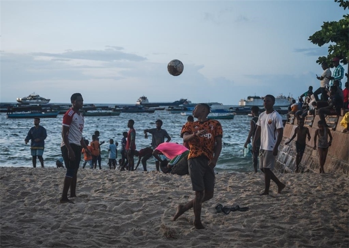 2023年12月31日，人們?cè)谔股Ｄ醽喩＝o巴爾島海濱踢球。新華社記者王冠森攝