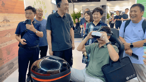 研學(xué)團(tuán)成員正在用VR眼鏡體驗。人民網(wǎng) 王戰(zhàn)雄攝