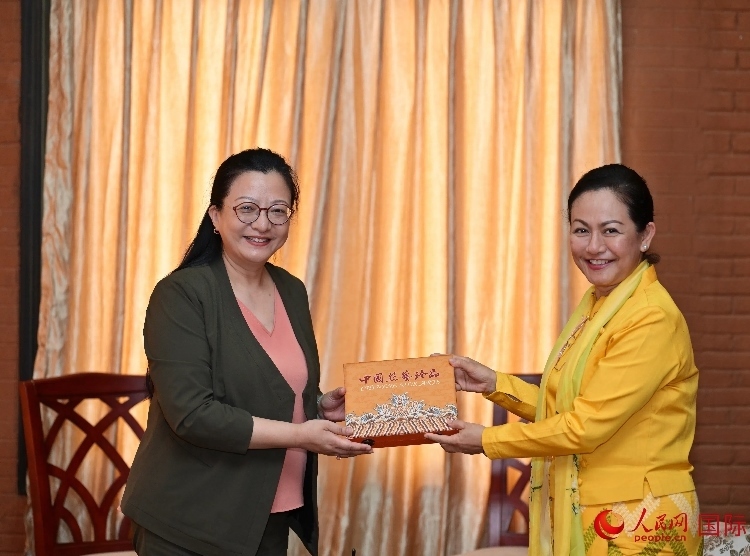 馬珈大使向岱岱楷部長贈送中國特色紀念品。人民網(wǎng)記者 謝佳君攝