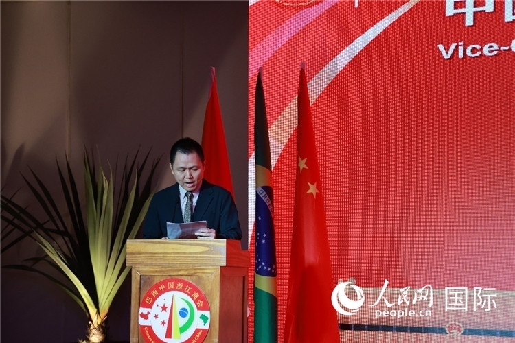 中國駐里約總領(lǐng)館副總領(lǐng)事王尉育宣讀賀電。人民網(wǎng)記者 陳海琪攝