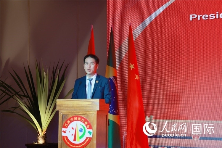 巴西中國浙江商會執(zhí)行會長陳翔廣宣讀賀電。人民網(wǎng)記者 陳海琪攝