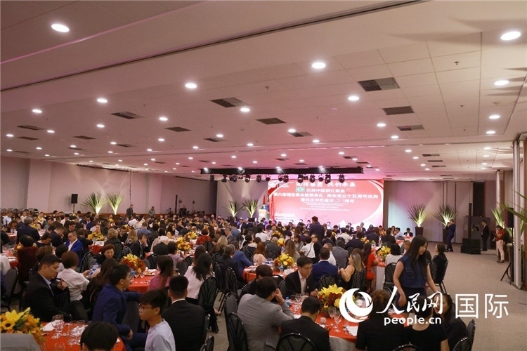 當(dāng)?shù)貢r間8月24日晚，巴西中國浙江商會第六屆理監(jiān)事會就職典禮在里約熱內(nèi)盧舉行。圖為就職典禮現(xiàn)場。人民網(wǎng)記者 陳海琪攝