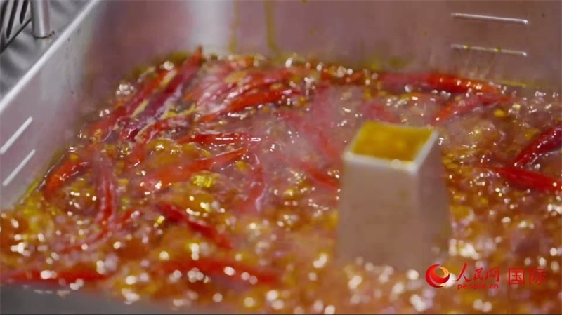 成都麻辣火鍋。人民網(wǎng)記者 張榮攝