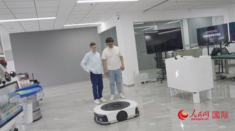 睿樂達(dá)機(jī)器人充電停車場。人民網(wǎng)記者 張榮攝