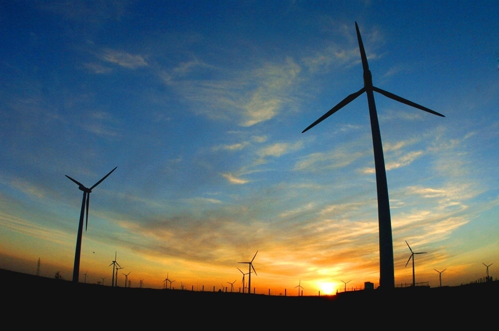 2005年，吉林省白城市通榆縣境內(nèi)幾十部風力發(fā)電機組在工作。新華社發(fā)